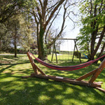 hamoc yn yr ardd yn crugeran gyda swings tu nol