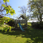 ffram chwarae bren i blant yn yr ardd yn crugeran