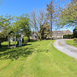 gardd wair fawr crugeran a llwybr at y ty