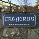 arwydd llechen crugeran ar y fynedfa