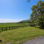 golygfa caeau i'w gweld o ardd crugeran