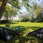 dwy gadair braf yn ardd fawr crugeran