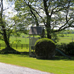 gardd crugeran gyda lle pren chwarae plant gyda sleid