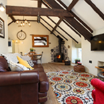 soffa wedi'i haddurno â chlustogau a ryg fawr ar y llawr