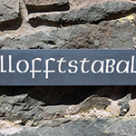 teil llechan gyda yr enw lloft stabal