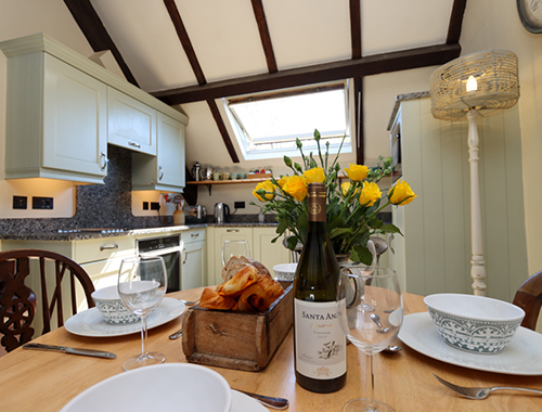 llofft stabal kitchen with dining table