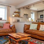 dau soffa lledr gyda chegin tu nol