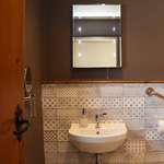 bathrwm gyda teils patrwm a sinc