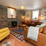 lolfa liwgar gyda chadair felyn a soffa lledr