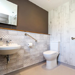 bathrwm yn addas i bobl anabl