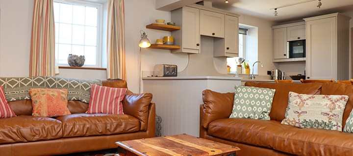 dau soffa lledr yn ysgubor